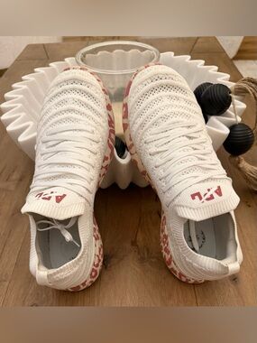 APL Women's Techloom Wave Sneakers Size 9 White with Redish Pink Accents